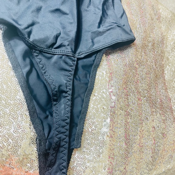 Contrast Lace Underwire Shapewear
Bodysuit - Picture 7 of 7